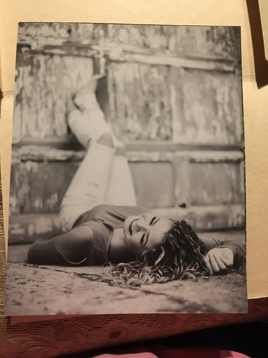 RealEmilyFoxx's tweet photo. Finally got my senior pics 😩😍❤ https://t.co/KXmFYunHPh
