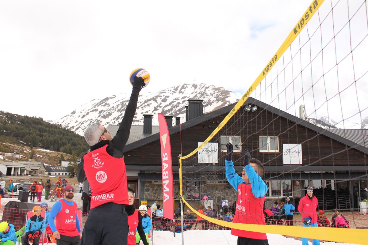 MultiVoley's tweet photo. El II Open @cervezasambar #SnowVoley de @InfoCandanchu nos dejó momentos mágicos. Os dejamos las mejores fotos. https://t.co/tSYkg3warM https://t.co/9ZsQOYhPn0