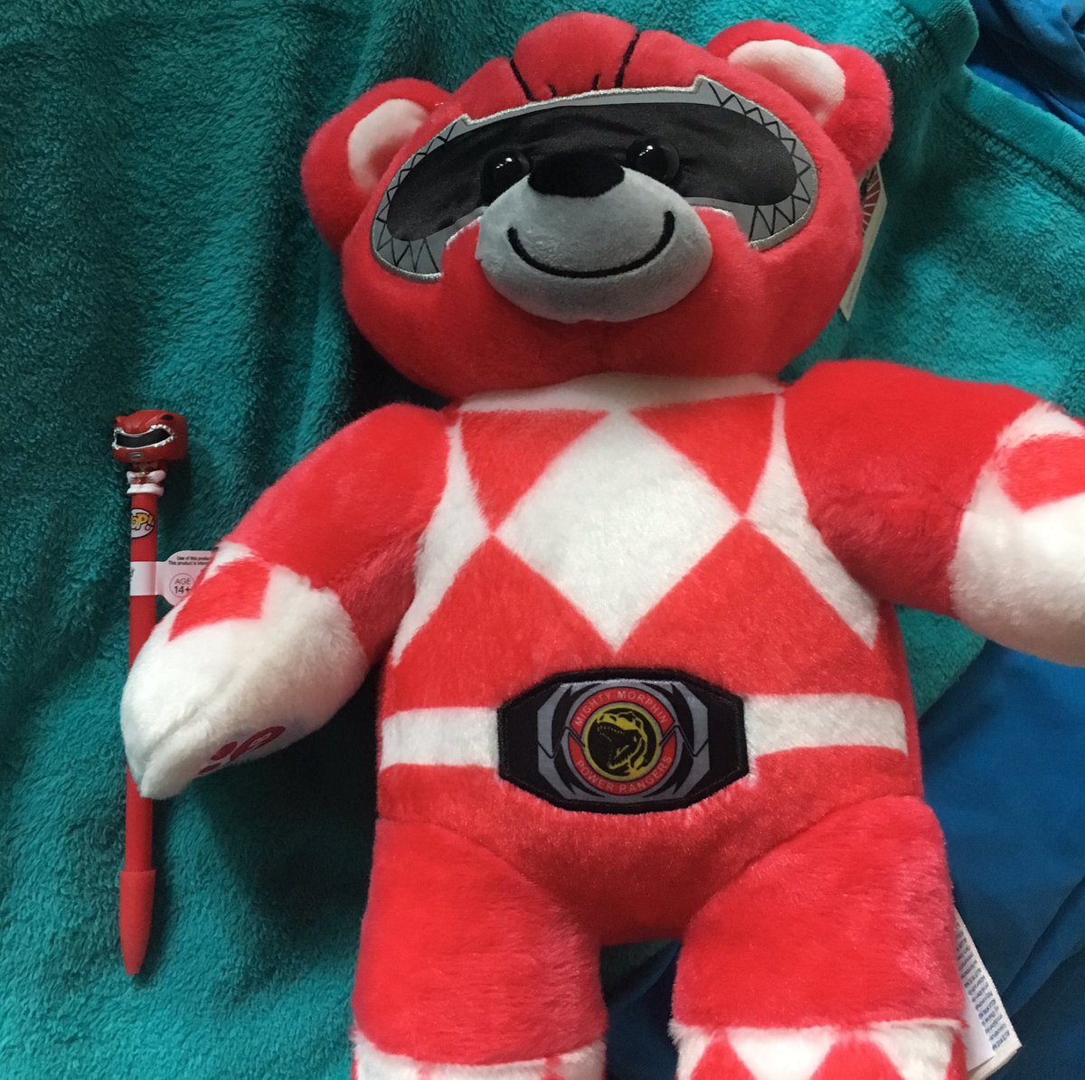 datila_'s tweet photo. My new stuffed bear and matchin pen ❤️ #BuildABear #RedRanger #RedPowerRangers #JasonLeeScott #MMPR #mightymorphinpowerrangers https://t.co/pHR51XeYp9