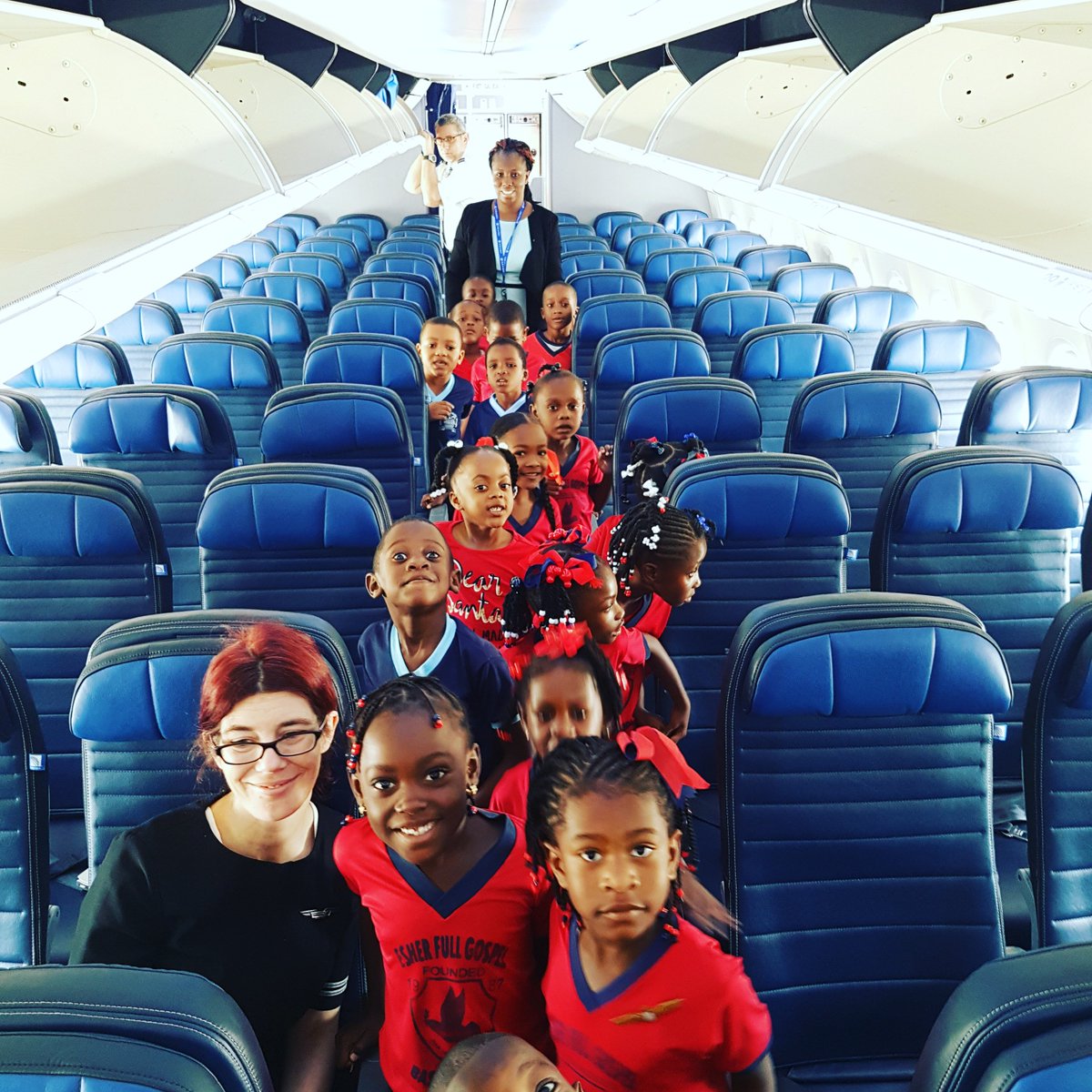 Amanda_BWri's tweet photo. School students touring our 737-900 in MBJ. They loved it... #WeareUnited #unitedairlines #united #communityoutreachprogram #TeamMBJ https://t.co/uRW6DAcMQa