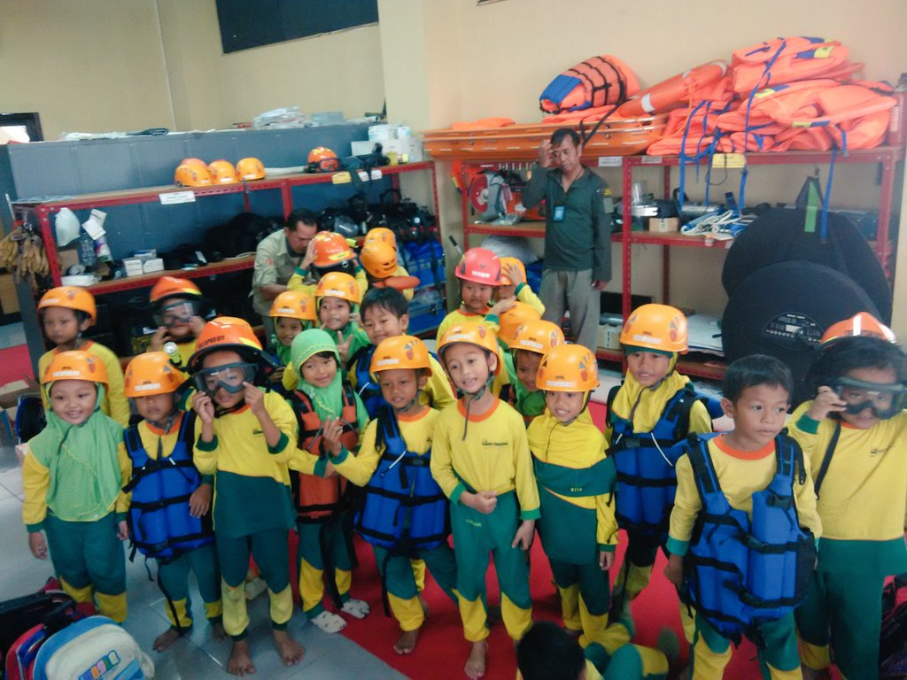 TRCBPBDDIY's tweet photo. 14/3 Pengenalan Alat Pelindung Diri (APD) dari sejak dini | Kunjungan sklh Mu'adz bin Jabal #jogja @BNPB_Indonesia @Sutopo_BNPB @kominfodiy https://t.co/PpCvnWNnhV