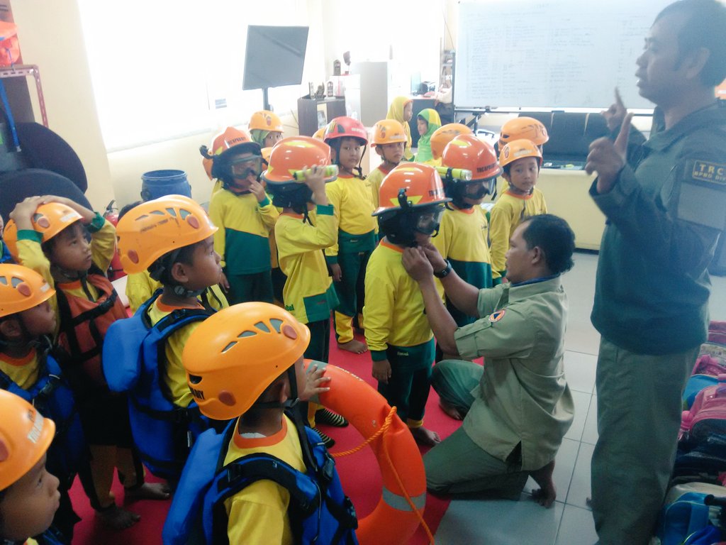 TRCBPBDDIY's tweet photo. 14/3 Pengenalan Alat Pelindung Diri (APD) dari sejak dini | Kunjungan sklh Mu'adz bin Jabal #jogja @BNPB_Indonesia @Sutopo_BNPB @kominfodiy https://t.co/PpCvnWNnhV