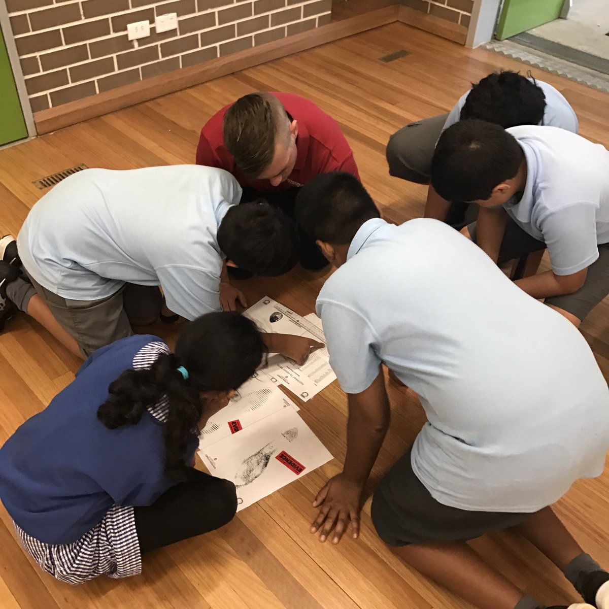 kate_tishler's tweet photo. Today 5/6T and 5/6F became foresenic investigators! Thanks for a fantastic session WSU! 🕵🏽🕵🏽‍♀️ #firstfootforward @westernsydneyu @Minto_P_S https://t.co/BMshFzfmMN
