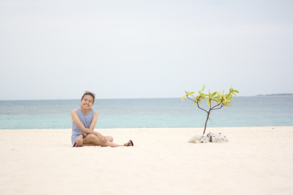 maryjaninev's tweet photo. Yung mga pictures na akala ko nasa heaven na ako, yun pala sa Virgin Island pa pala ako. 😂 #AdjustPaMore #Bantayan2017 https://t.co/yNurtLpPAQ