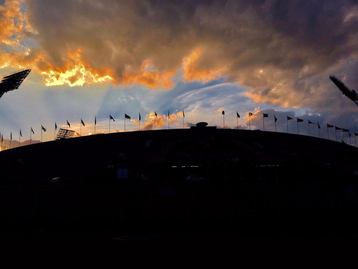 UNAM_MX's tweet photo. Cielo azul y oro en el Estadio Olímpico Universitario.
#PostalUNAM Osis López > https://t.co/xrhhk6E1MU https://t.co/FJSIadU5cn