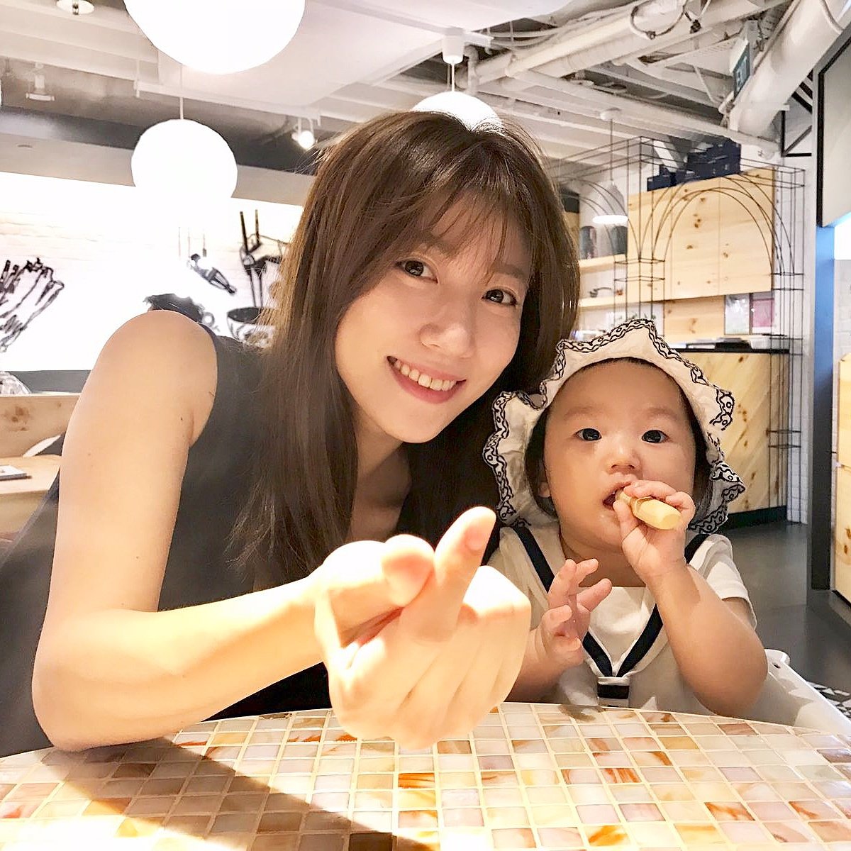 bloodyber's tweet photo. 两位美女 也来送❤给大家 🤗

Just wondering is the ❤ only for Andie and Aden 😆 #白色情人节 #whiteday #katepang #thecelebrityagency https://t.co/S13W70My4e