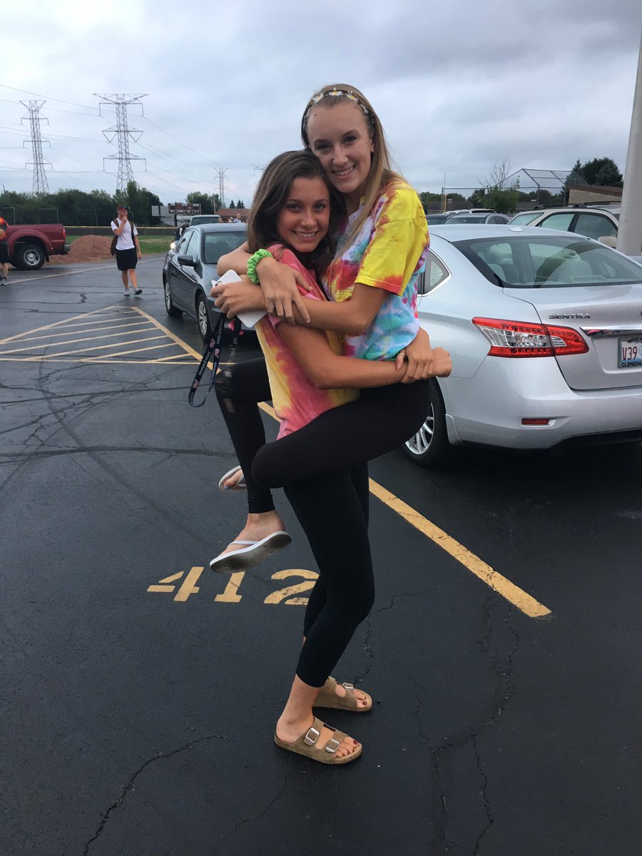 mimi_johnson4's tweet photo. @Emily_Cecilia13  HAPPY BIRTHDAY YA CELERY STICK! 🌱keep runnin like a sand lizard 🐉love u so muchhh💕 https://t.co/v12B31YyiV