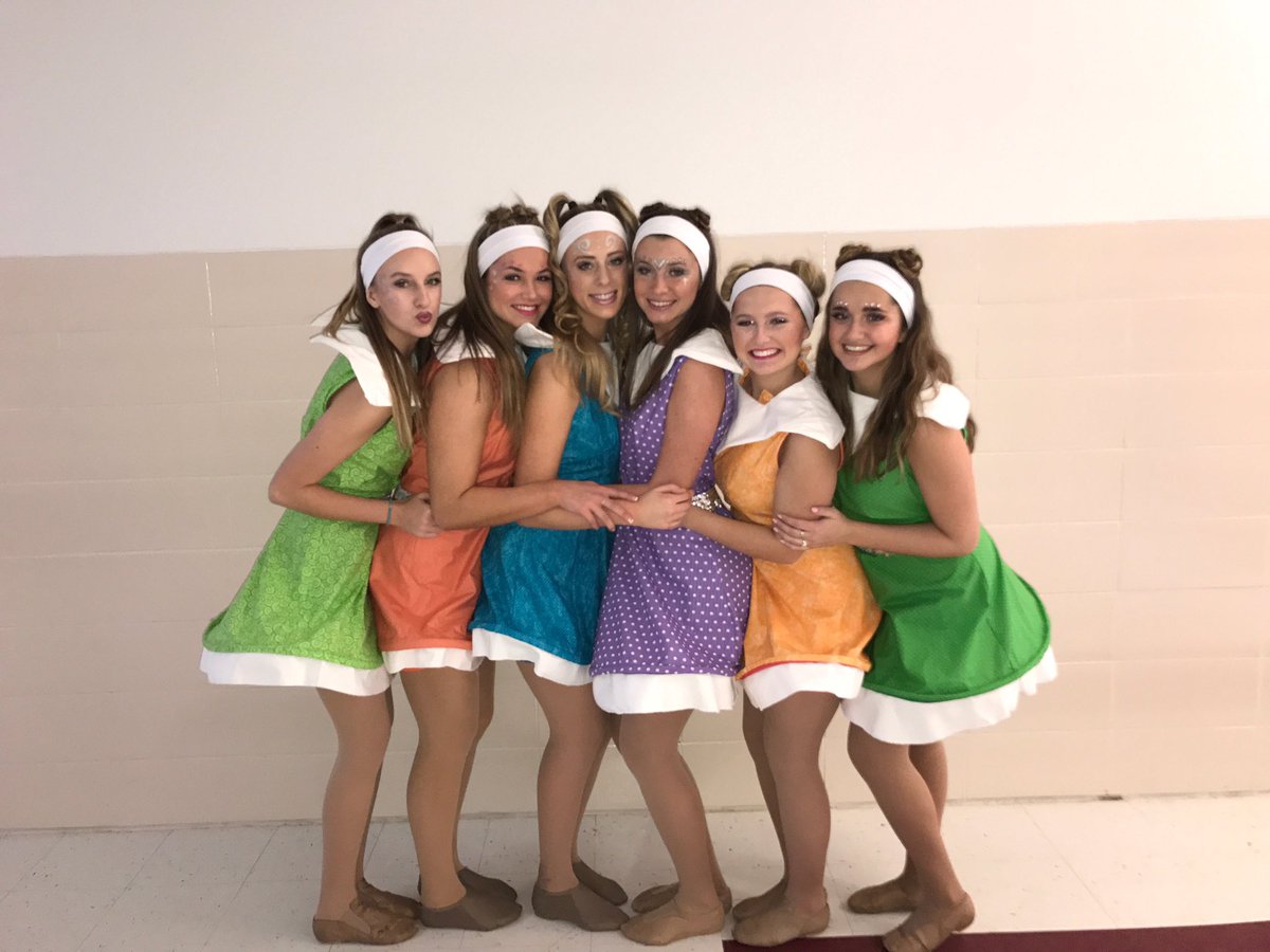 mimi_johnson4's tweet photo. @Emily_Cecilia13  HAPPY BIRTHDAY YA CELERY STICK! 🌱keep runnin like a sand lizard 🐉love u so muchhh💕 https://t.co/v12B31YyiV