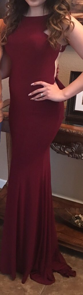 PromSac's tweet image. hey guys! @emelyarias_ is renting these dresses dm her for more info! (the pic of the red dress is an example of the burgundy ones back btw)