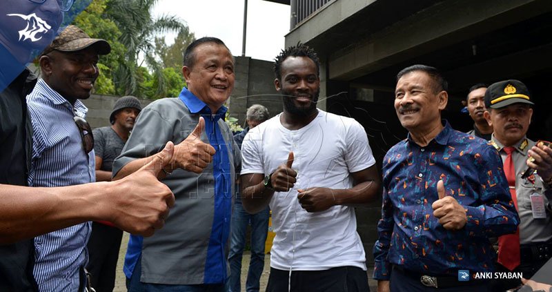 simamaung's tweet photo. Bertahun lalu kami masih melihatmu di layar kaca bermain bersama Chelsea &amp; Madrid. Hingga akhirnya perjalanan membawamu mendarat di sini. https://t.co/jVUvyr8psJ