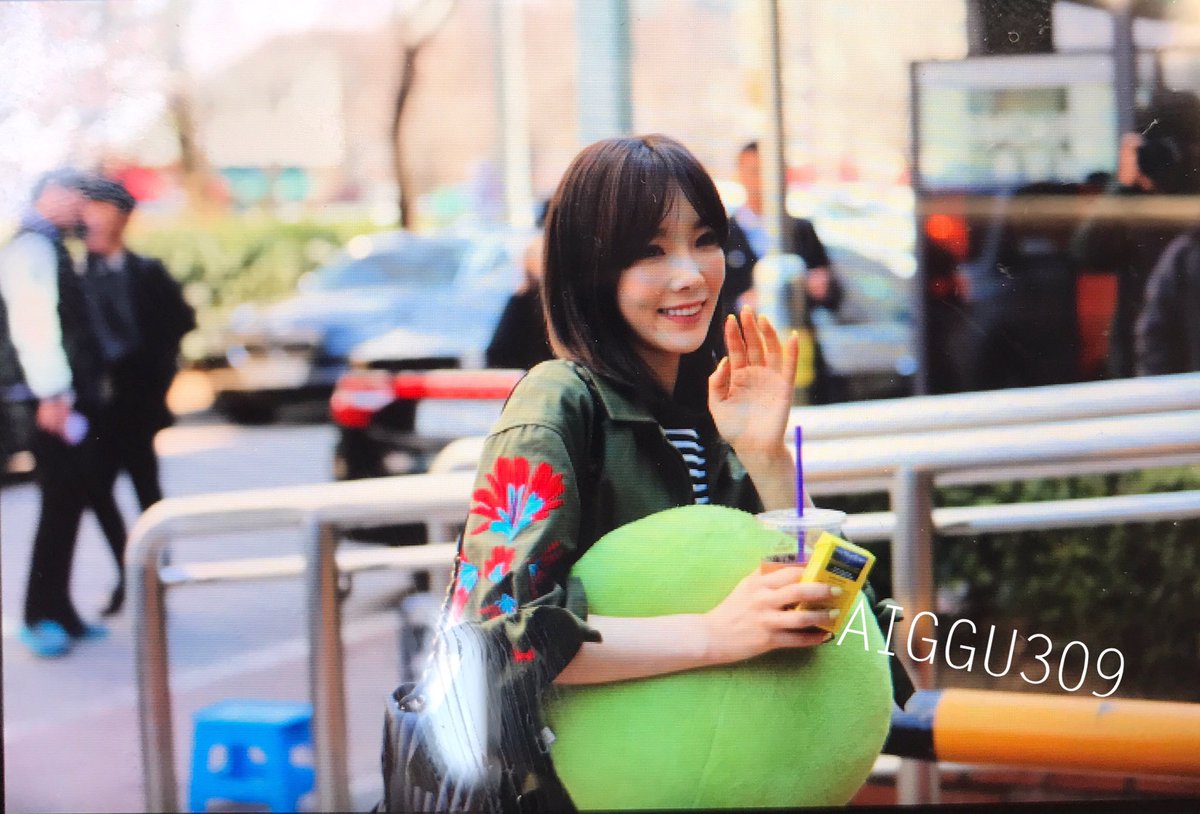 [PIC][14-03-2017]TaeYeon trở thành khách mời trên "KBS CoolFM Park Jiyoon's Gayo Plaza Radio" + Ghi hình cho chương trình "KBS Yoo Hee Yeol Sketchbook" vào hôm nay C62eN_YVwAABsEZ