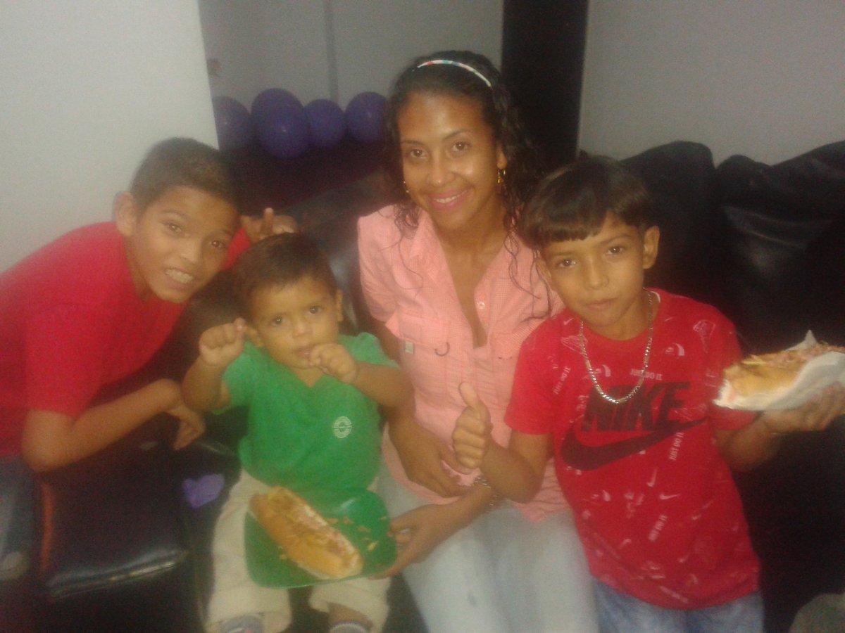 josedavid27's tweet photo. @TVesAlDia @LaTeleTuya saludos desde piñonal en sintonia... #VenezuelaXTVES https://t.co/BIDlPcAvUm