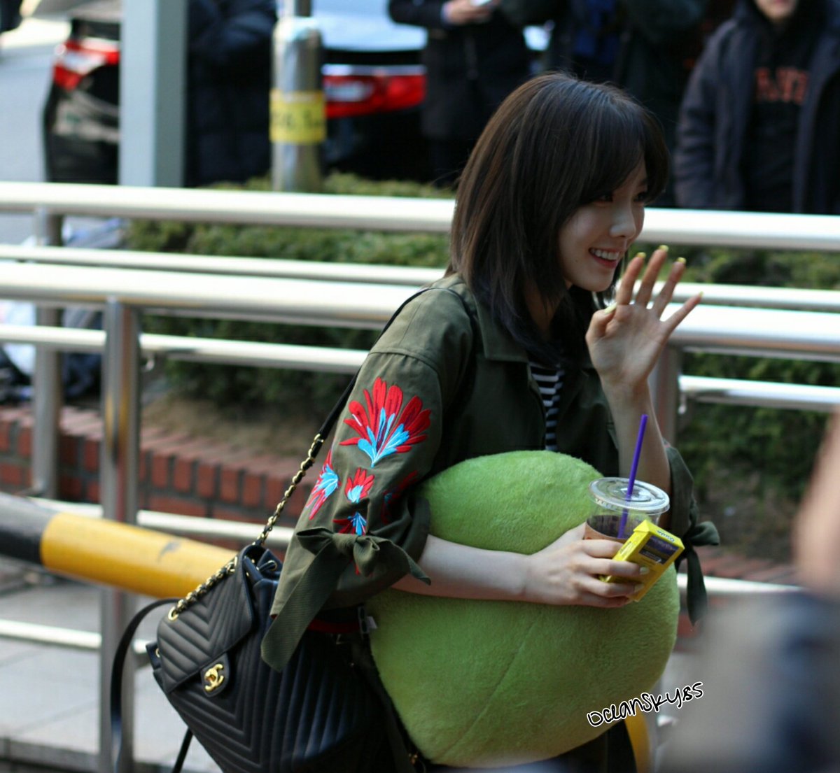 [PIC][14-03-2017]TaeYeon trở thành khách mời trên "KBS CoolFM Park Jiyoon's Gayo Plaza Radio" + Ghi hình cho chương trình "KBS Yoo Hee Yeol Sketchbook" vào hôm nay - Page 2 C62i3daVsAEZdnI