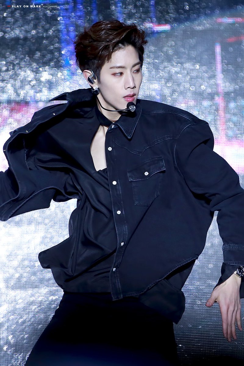 OnceAponATime_8's tweet photo. โคตรพี่มาร์ค พี่มาร์คแวมไพร์ หล่อกระชากตับไตไส้พุงมาก #marktuan #GOT7_NeverEver_정오공개 https://t.co/Mm2f7pyvW5