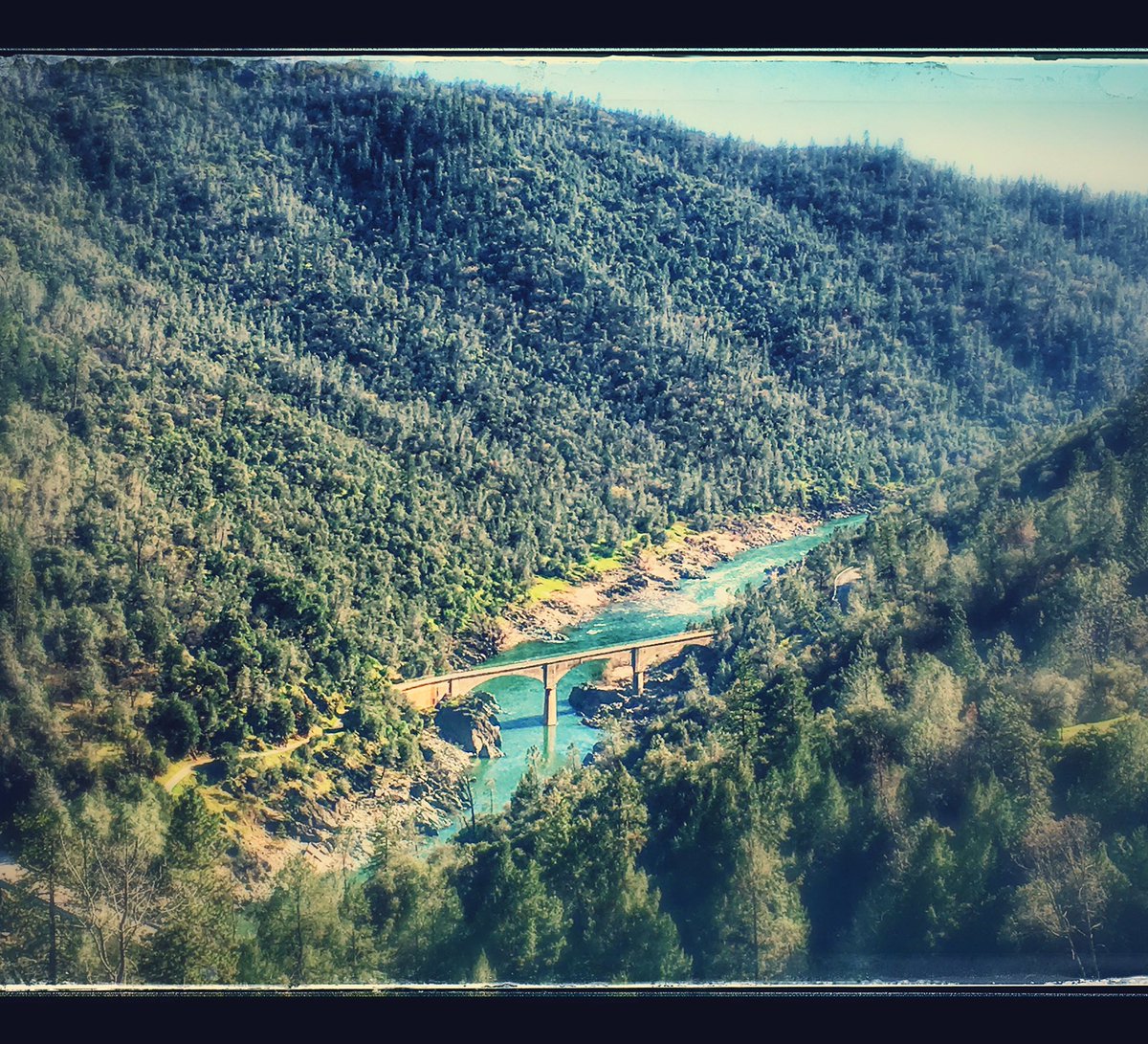 Journeyfilm (@journeyfilm) on Twitter photo 14/03/2017 04:33:40 This iconic pinnacle is at the very bottom. #reinvigoration #ultradreams @wser100 #nohandsbridge This iconic pinnacle is at the very bottom. #reinvigoration #ultradreams @wser100 #nohandsbridge