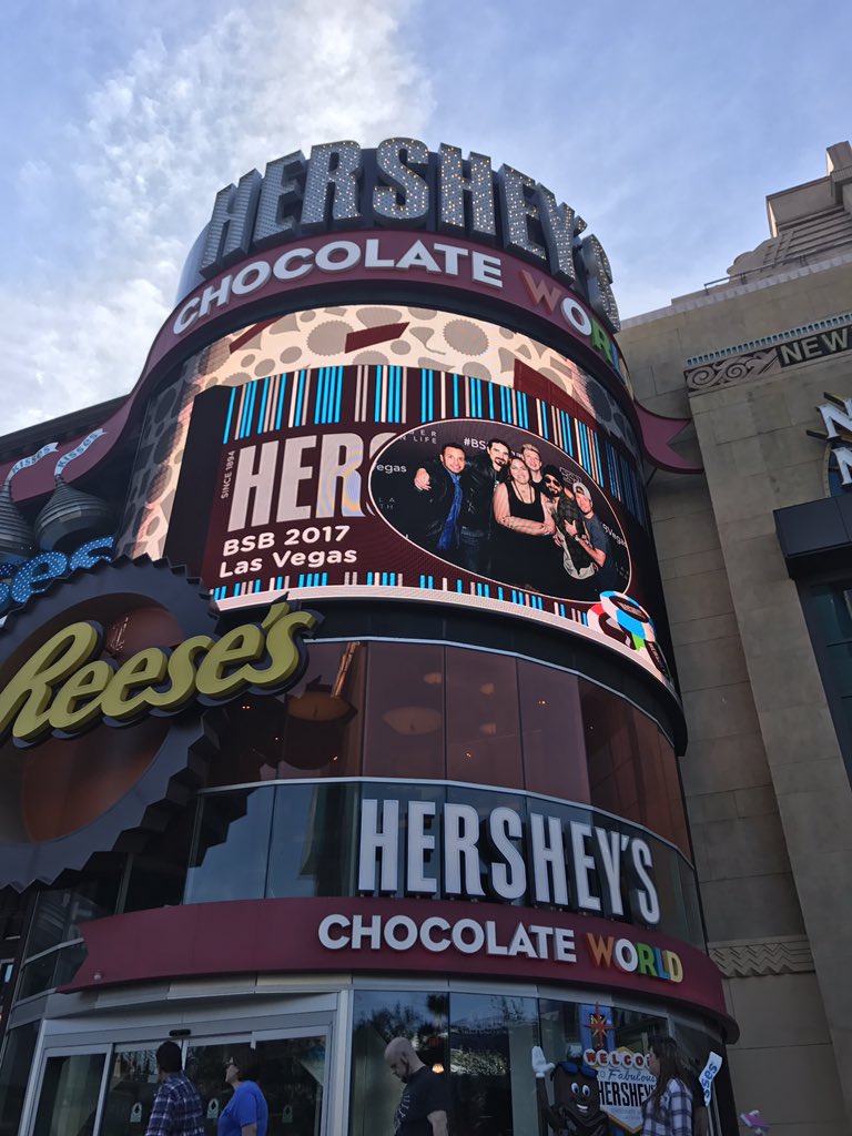 itsyesenia's tweet photo. Look boys we're on the Hershey's Chocolate World billboard #customwrapper #bsbvegas @backstreetboys https://t.co/qDbYbt6Tph