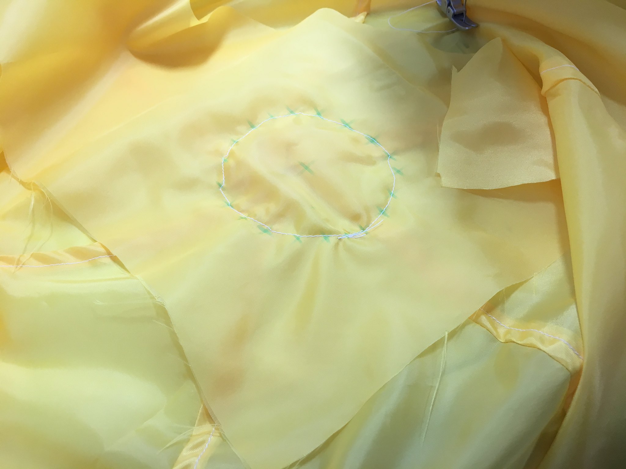 Spark 千葉工業大学 ハイブリッドロケット用パラシュート縫い5 切れ端の布の真ん中に円を書き その布をパラシュートの頂点に置いてそこに沿って1周縫う 縫ったら切れ端もパラシュートも一緒に中心を切り抜く 切れ端の周りの布をその穴に入れる