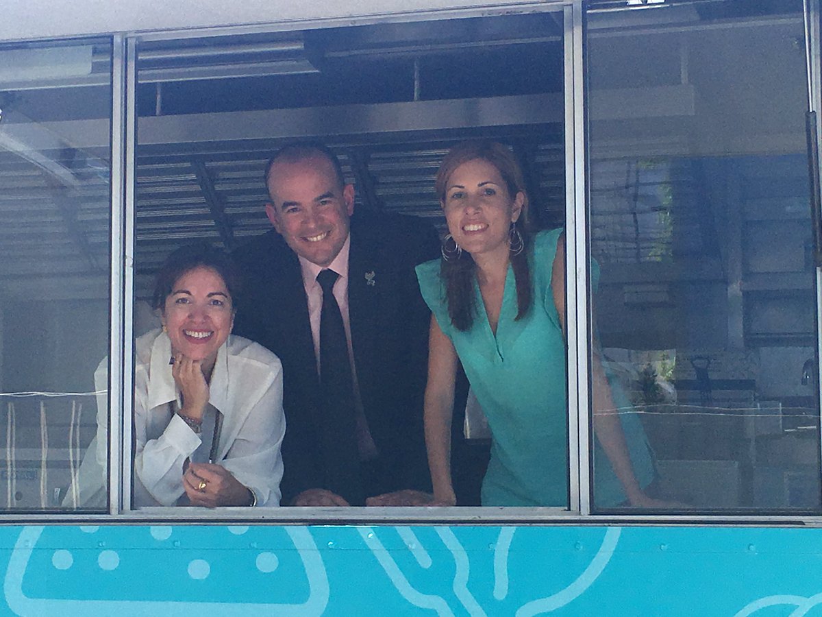 Nuestra Decana <a href="/Terestella1/">Terestella Gonzalez Denton</a>, el Decano Asociado <a href="/ramoncorrada/">Ramon Corrada</a> y la Dir Académica Ana González en el  Pitirre Food Truck de la @univdeleste