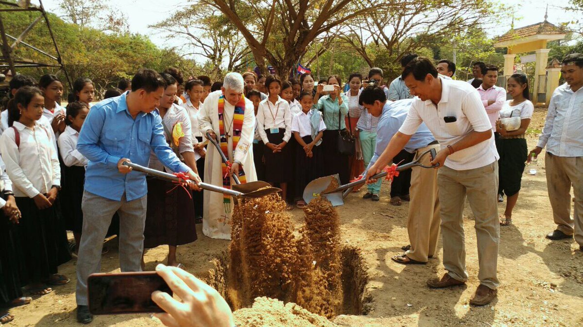 Kikefigaredo's tweet photo. #Breakground #middleschool #wattahen #newbuilding #4newclassrooms #happyday #morestudents #healthycommunity #inspiringday https://t.co/HZA4W6VRKW
