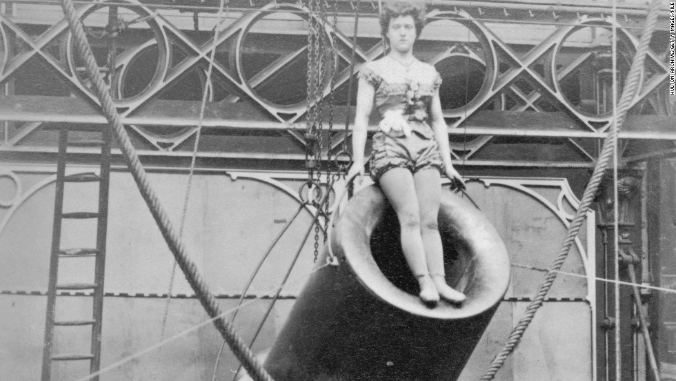 El primer hombre bala fue realmente una mujer. Artículo sobre los proyectiles humanos choppermonster.com/el-hombre-bala/