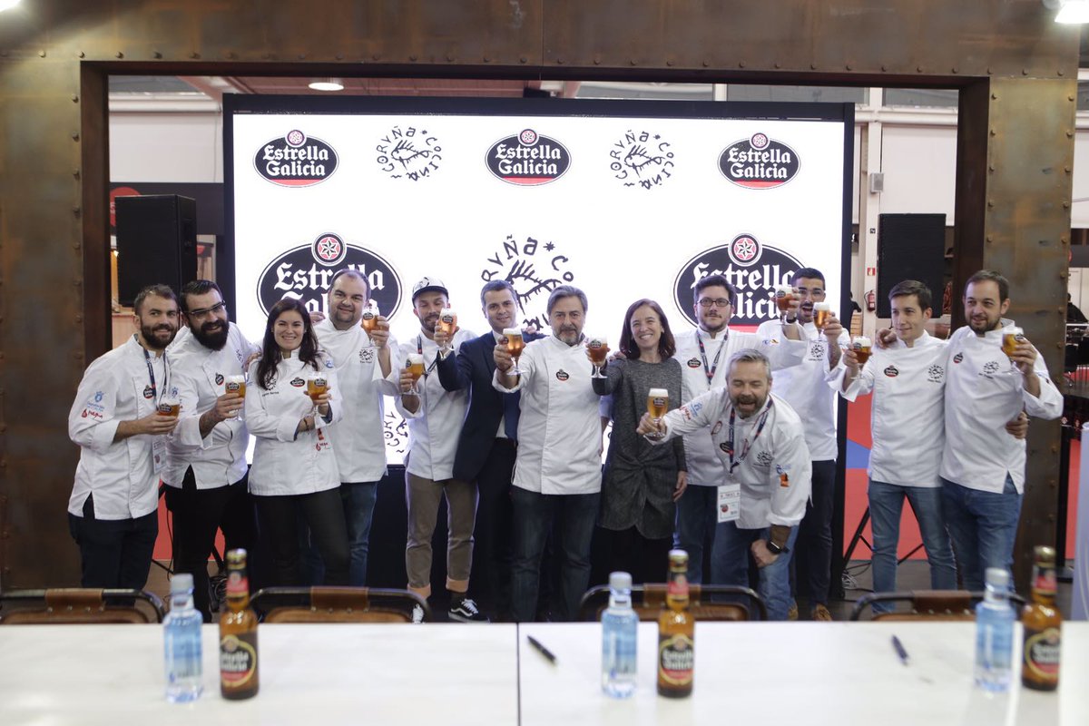 corunacocina's tweet photo. Con @estrellagalicia en nuestro equipo somos aún+grandes. Fuerza #CoruñaCociña! con Juanjo Merlos y Mónica Vizcaino, chaquetilla incluida😀🙌 https://t.co/xLAf5eK7CG