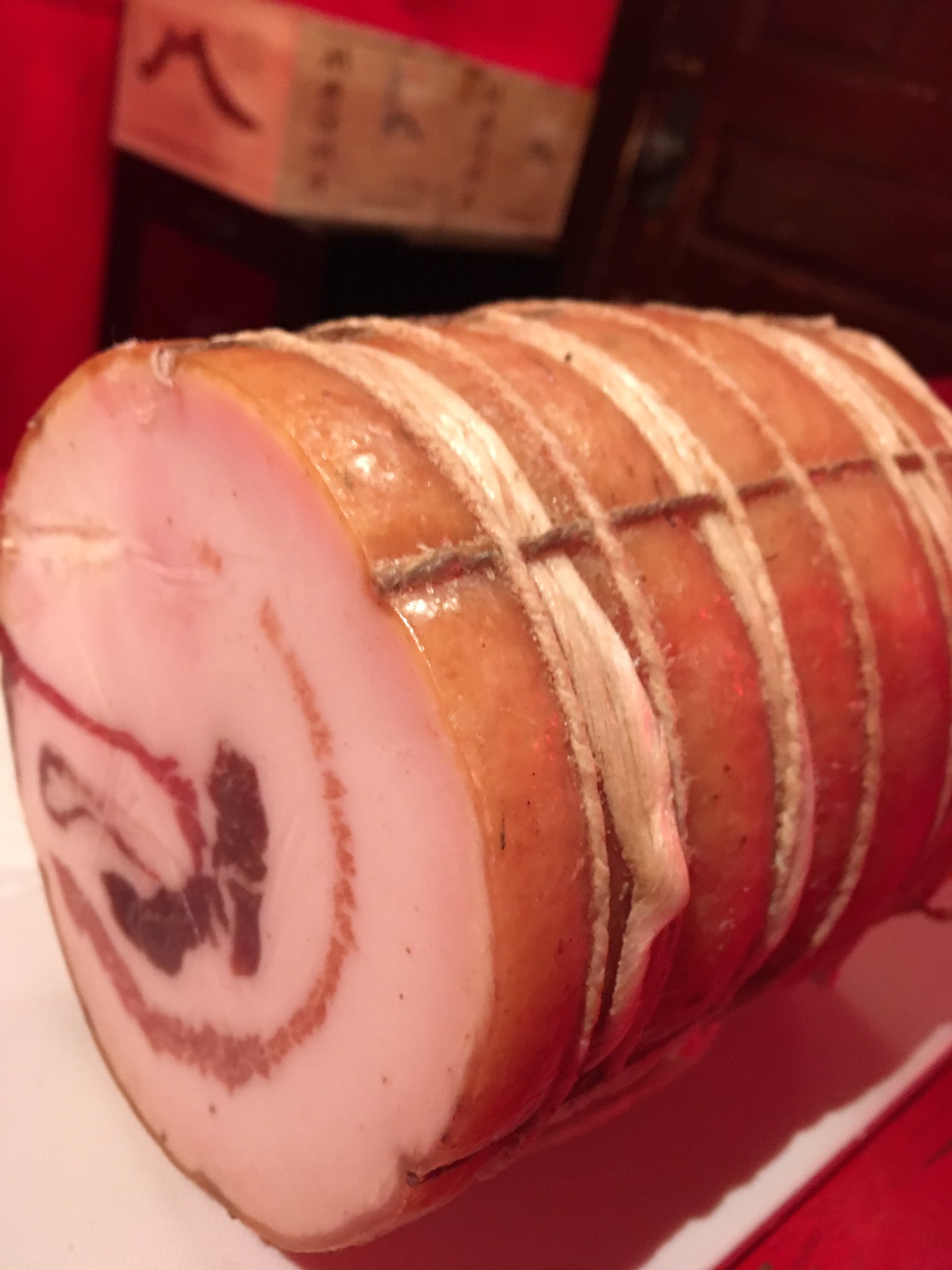 ワインバー 赤い店 赤坂 赤い店 生ハムファンの皆さぁ ん リクエストにお応えして カ ルマーコのパンチェッタ再入荷しました そのままでも炙っても 赤い店 野毛 桜木町 横浜 自然派ワイン カルマーコ 生ハム パンチェッタ 赤いスライサー