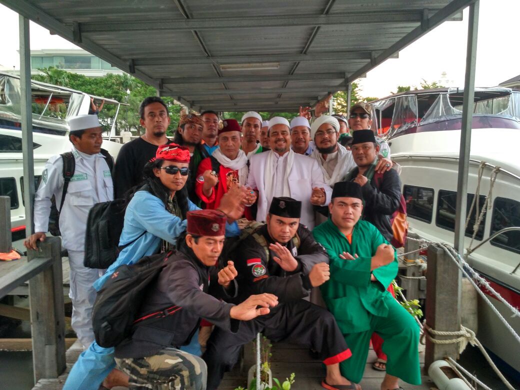 WargaBetawie's tweet photo. Jawara dan Ulama Bersatu
Adem liat nye 😍 https://t.co/ZCJXP3OQjv