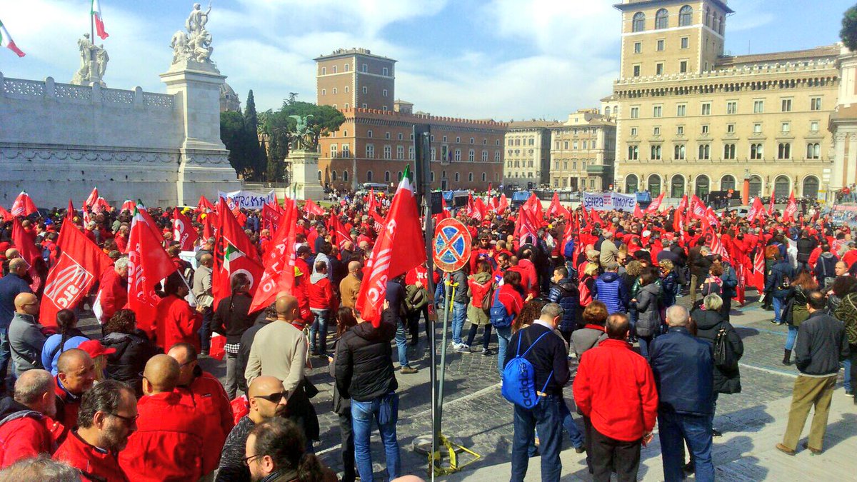 R_o_b_y___'s tweet photo. #Licenziato ma sempre vicino ai colleghi #TIM oggi in piazza contro la protervia senza eguali di #Cattaneo #ScioperoTIM #SAVETIM @Corriere https://t.co/jx7H4yuvyQ