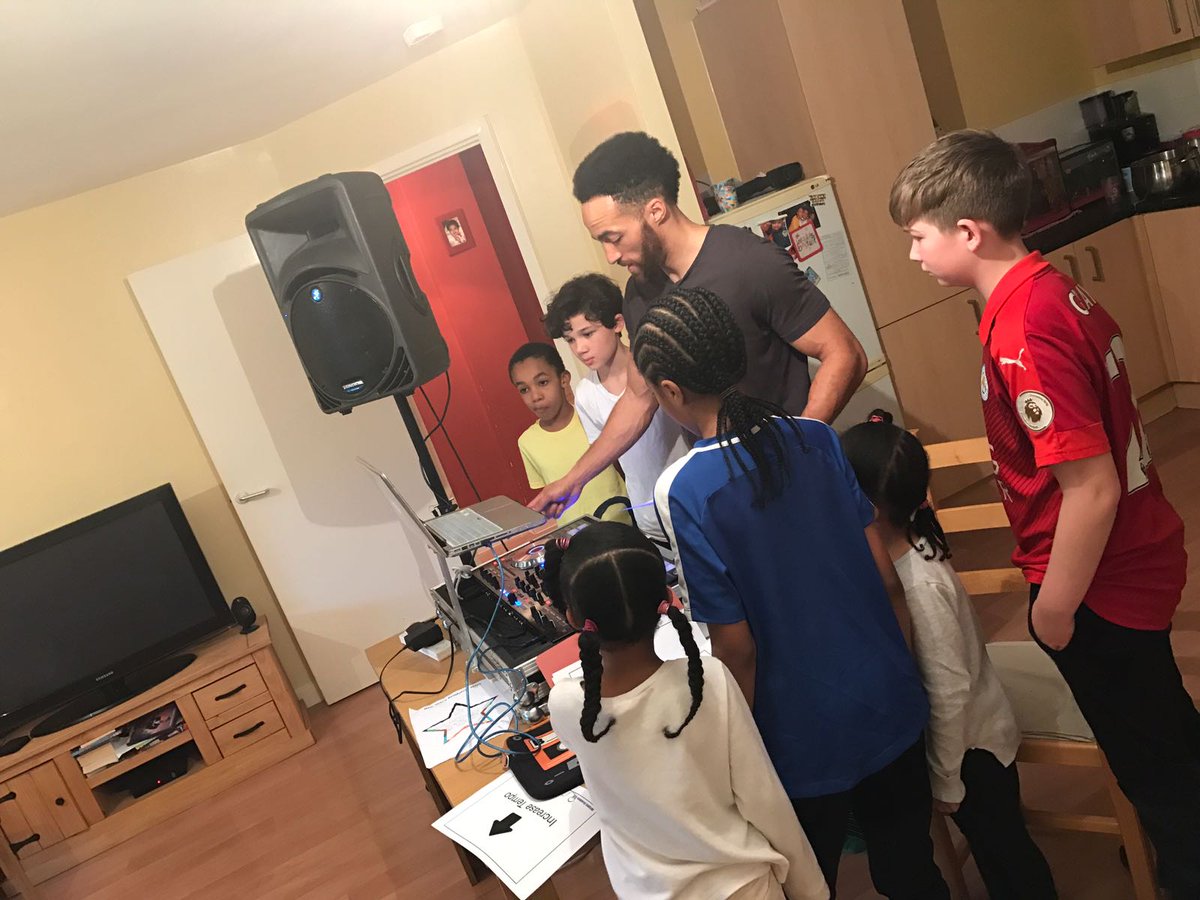 Giving a demonstration of the equipment at a group #DJ session yesterday.
#MusicEducation #CreativeChildren #ArtisticMinds #NextGeneration