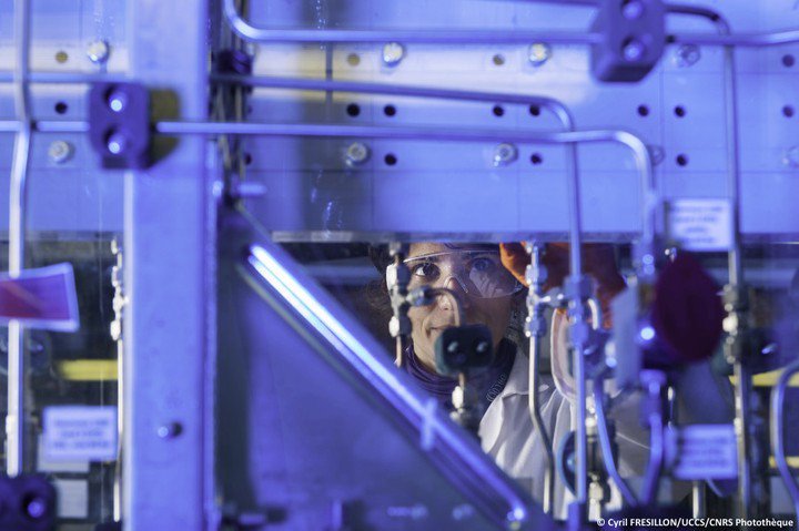 CNRS's tweet photo. 📸Réglage des débits de gaz ⚗️en entrée d’une unité #Flowrence. Cette unité regroupe 16 #ré… https://t.co/fNYaQAJegR https://t.co/ywh5HdZZ0h