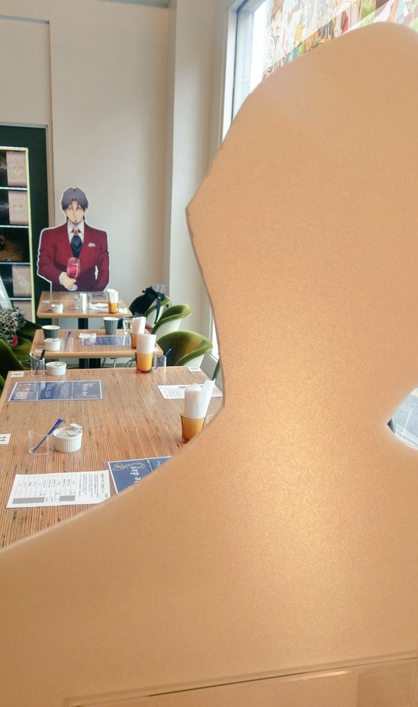イチカ 向かい合ってるー ってテンションあがったけど 遠いね 貴族か王様のお城の食卓かよ あ 手前のギルガメッシュです T Co Xjt4bo5wkh Twitter