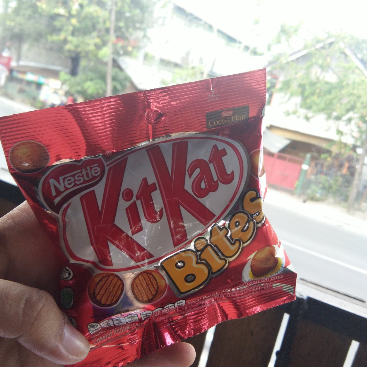 cleofeii's tweet photo. Kahit masakit na lalamunan, kahit paos na. Wapakels, coz KitKat is life mga beh. 

#KitKatBites https://t.co/kaVbi1FCiX