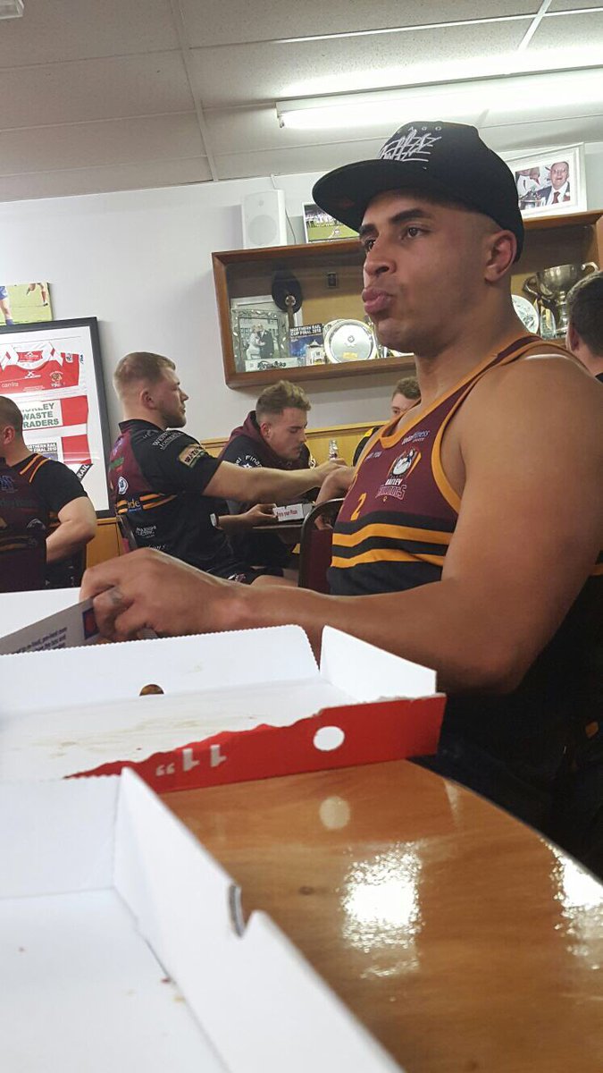 Rdotworrincy's tweet image. When you can&apos;t decided what to get on your dominos two for Tuesday order?! #bigmanproblems #Allansworld #putflashon