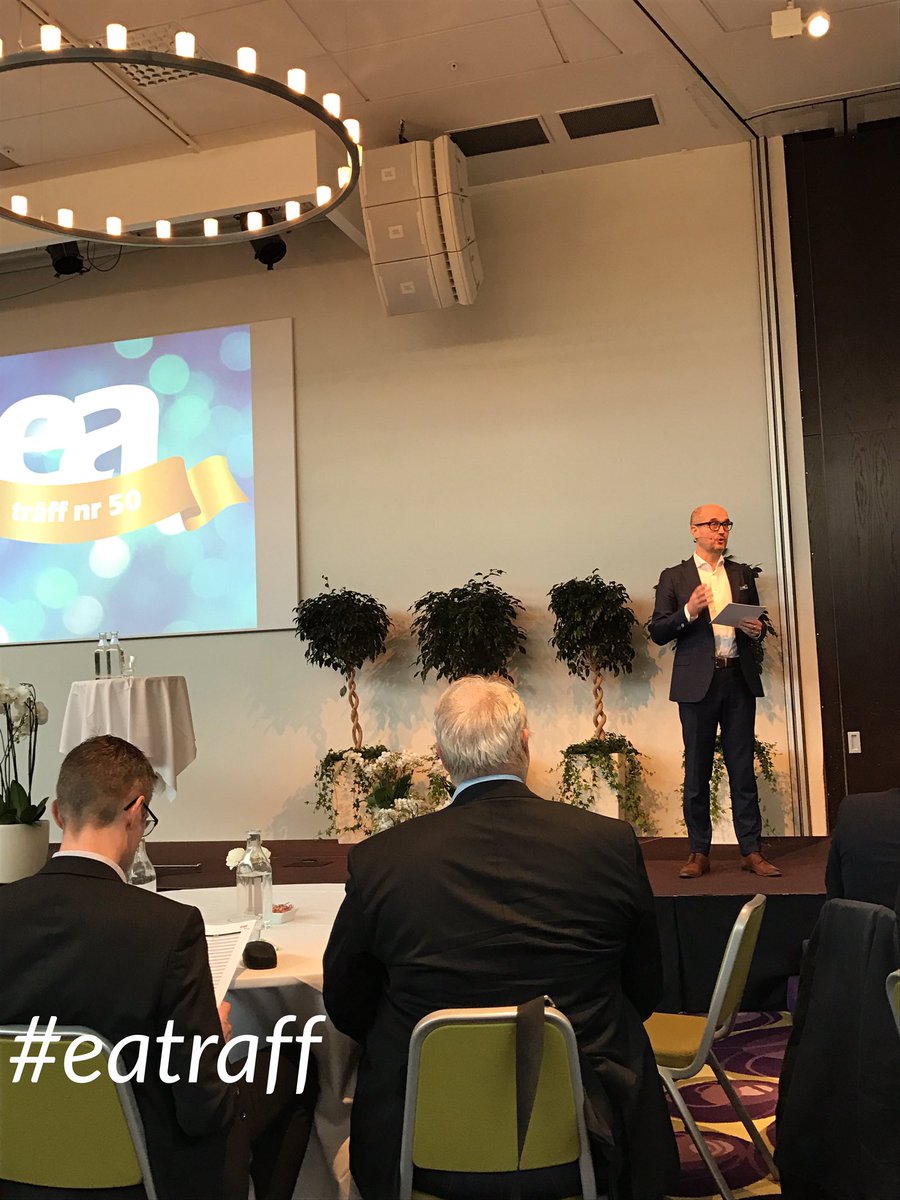 Nu kör vi! @robertelm kickar igång 50e EA-träffen. #eatraff