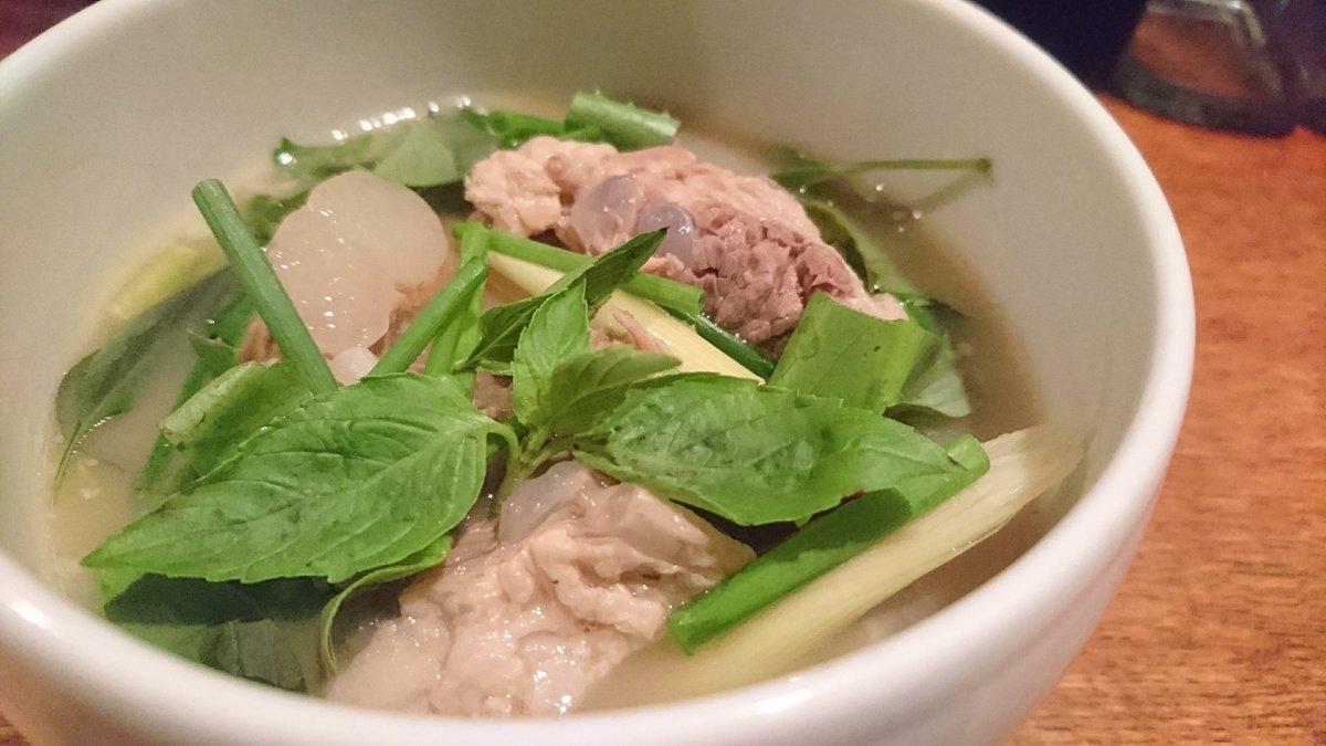 奈落 トムセープ 写真は豚軟骨ですが 本日は牛テール 丸腸 コリコリが入った 牛の旨味たっぷりのスープです 濃厚な牛の出汁がトムヤム味でさっぱり ホロホロの牛テールとコリコリが食感のアクセント お待ちしております