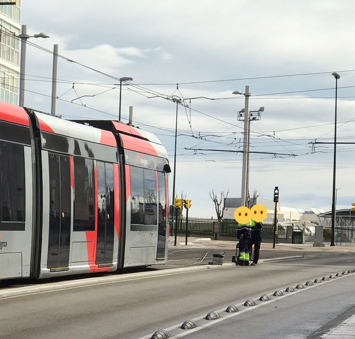 EstoNoEsPRL's tweet photo. -oye, ¿y si pasa el tranvía?
-nos echanos a un lado, tu sigue atornillando el raíl. 
Visto en @zaragoza_es #estonoesprevencion https://t.co/HH0z6GsGlv