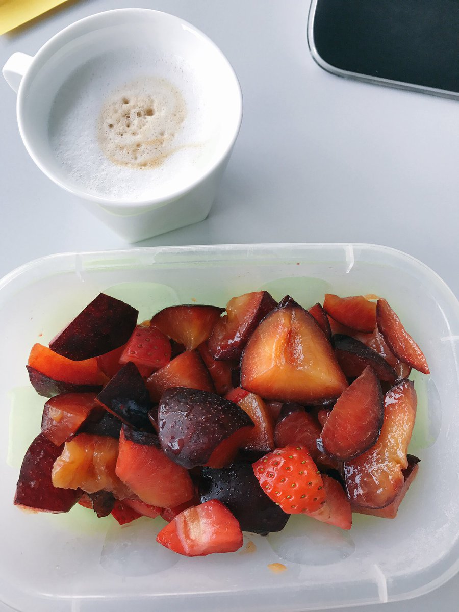 m_schwindling's tweet photo. #snatworking again! 😛 #mealprep for the win 😬🍓 https://t.co/CAZV4EIK1J
