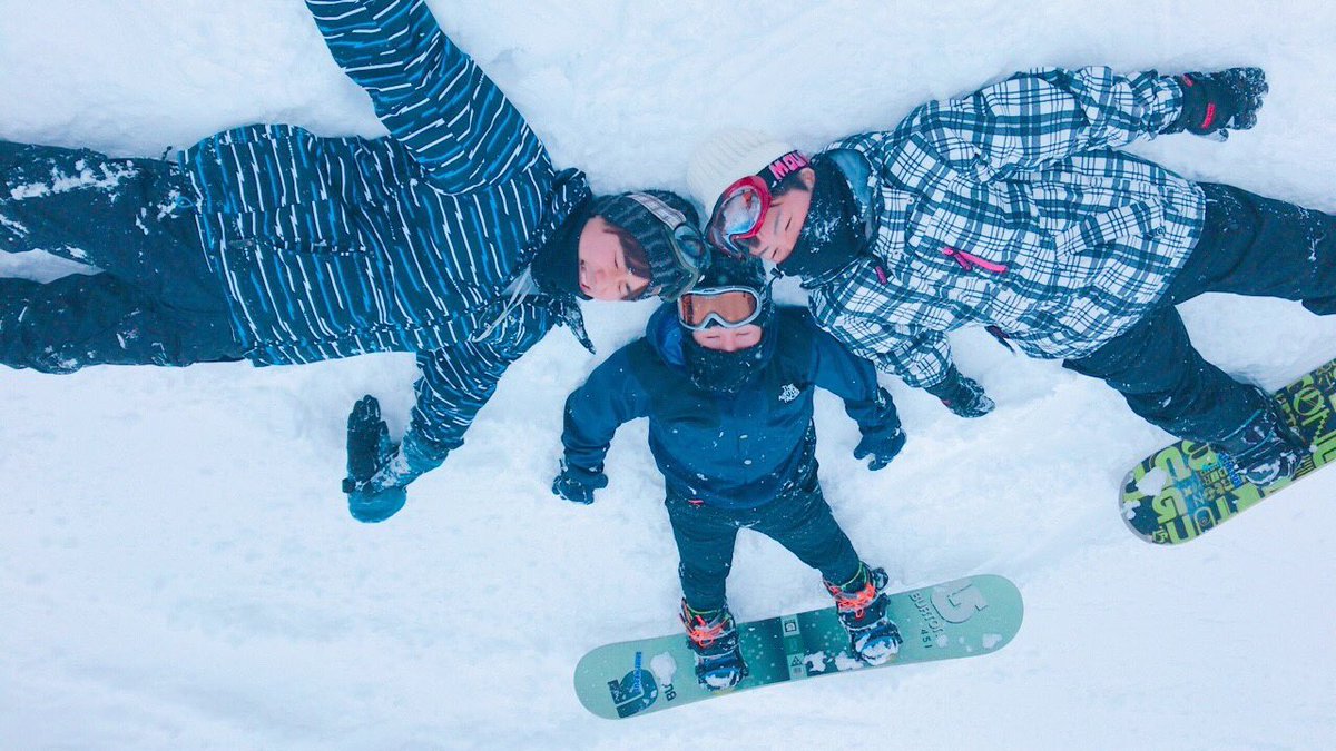 rabbits2014's tweet photo. 冬合宿は2泊3日でスノボに行きました☃️初めてのスノボでまったくすべれなかった人も、3日目には少しすべれるようになったり😳✨みんなが優しく教えてくれます😂フットサルサークルだけど冬はやっぱりスノボしたい👻 https://t.co/PK4dI5zREN