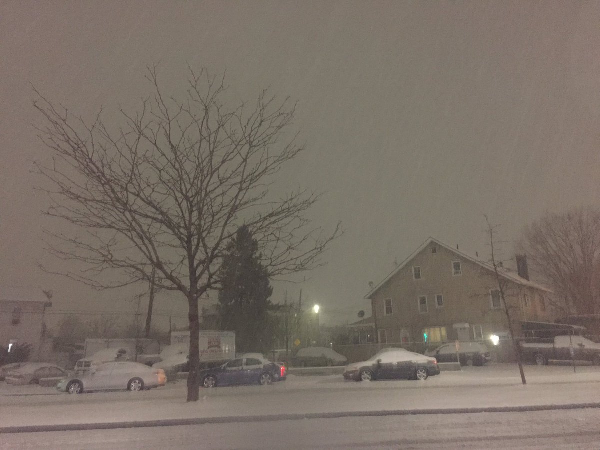 dipasezh's tweet photo. Snowwwww😡😡😡not good #nyc #snow https://t.co/xZkfPMcgMX