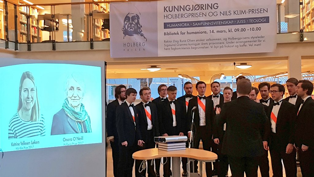 <a href="/armeriddere/">Mannskoret Arme Riddere</a> synger "Midtnattssol" under kunngjøringen av årets vinnere av <a href="/holbergprisen/">holbergprize</a> og Nils Klim prisen 2017.