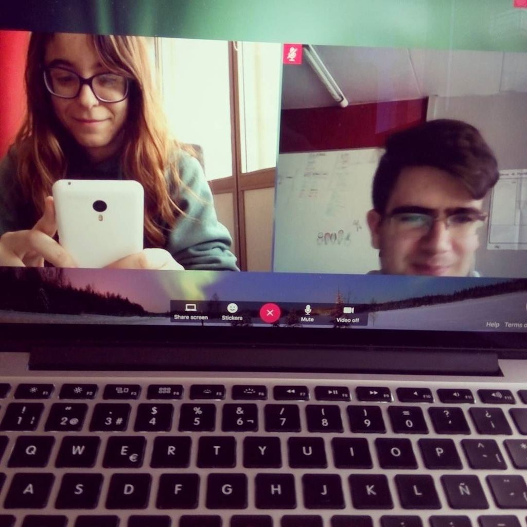 InsomerBCN's tweet photo. A veces nos gusta hacer videollamadas estando en la misma oficina. Somos así. #webdesign #… https://t.co/RvlerPQJxl https://t.co/mT7G4He0sE