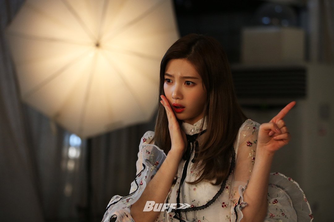 REDVELVET_TH's tweet photo. Red Velvet for ' H2 Photoshoot Behind The Scene '
by Buff https://t.co/bLvzx9yKvs