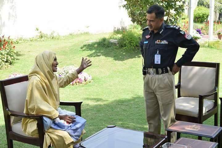 iiamhk's tweet photo. @StaunchInsafian @NaKerYar ایک وجہ یہ بھی ہے ۔۔
کے پی کے پولیس ۔ 👏👏
#ModelPolice https://t.co/vDpKT0f3qW