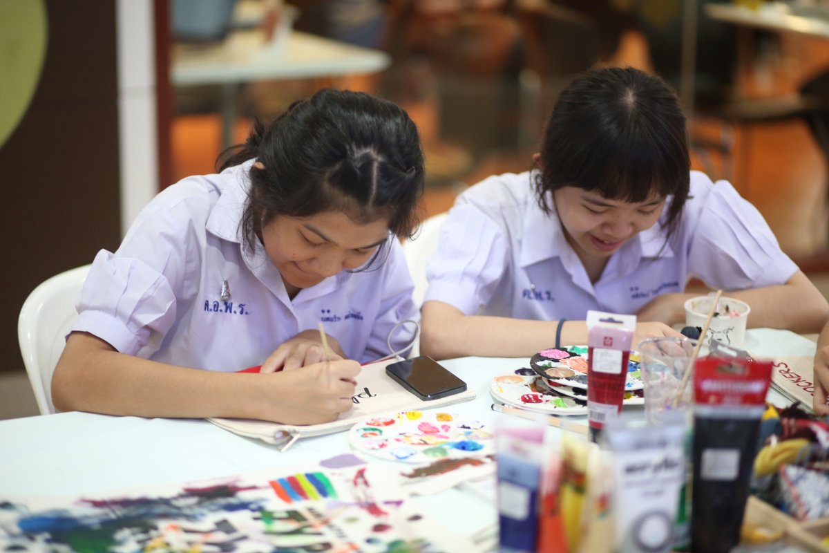 CheezeLooker's tweet photo. น้องๆ ที่ยังเรียนอยู่ แค่โชว์บัตรนักเรียน/นักศึกษา ก็รับถุงผ้า #TYPETHAIFESTIVAL ฟรี หน้า Starbuck @Mbkcenter จะเพนท์ลายเพิ่มเองก็ได้นะ https://t.co/scYXvPqe2g