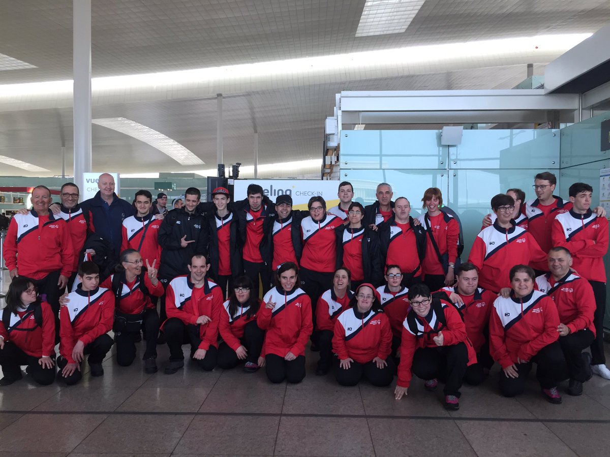 SOCatalunya's tweet photo. La delegació catalana amb la valenciana i aragonesa ja marxen cap els Jocs Mundials @SpecialOlympics d'Austria! Molts ànims! 👏👏 https://t.co/XQNw1EeqLP