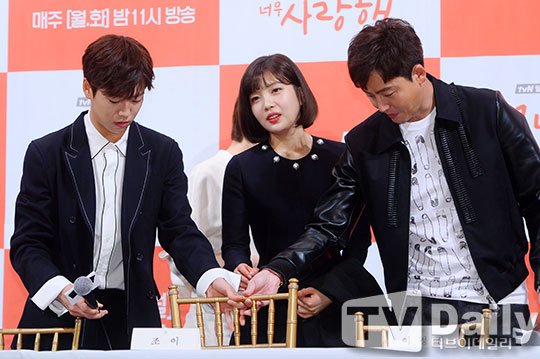 REDVELVET_TH's tweet photo. [PRESS] 170314 #Joy #조이 at The Liar and His Lover Press Conference 
by TV Daily https://t.co/qXRbzEcS7I