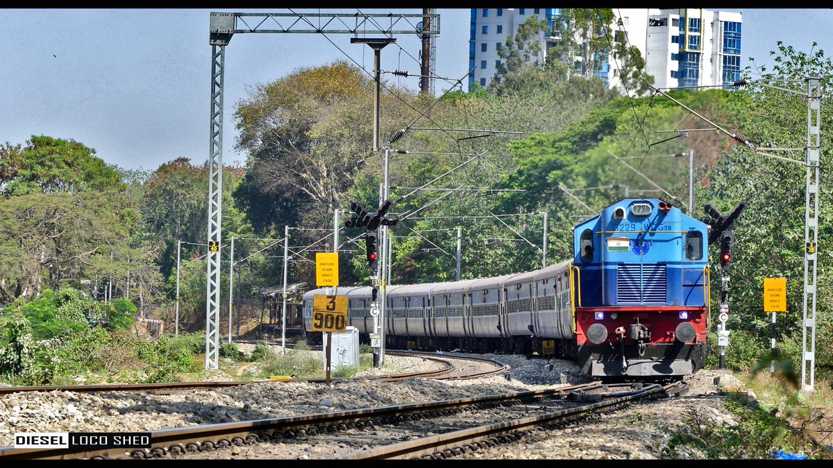DIESELLOCOSHED's tweet photo. #OFFLINK !! TNP #Thangam powers Fast Passenger to #Bengaluru !!
Watch the Video of the Same here - https://t.co/oIVXcx6AUS https://t.co/rod4dm3qdR