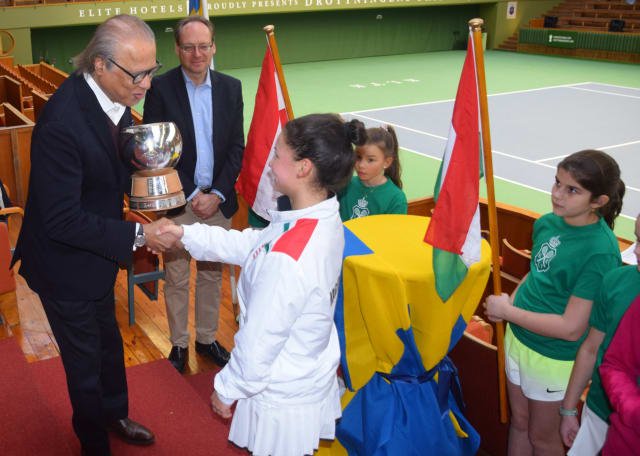 elitehotels's tweet photo. Elite Hotels krattar manegen för tennisungdomar. https://t.co/wsCVUoFKoP https://t.co/krIu61EqQS