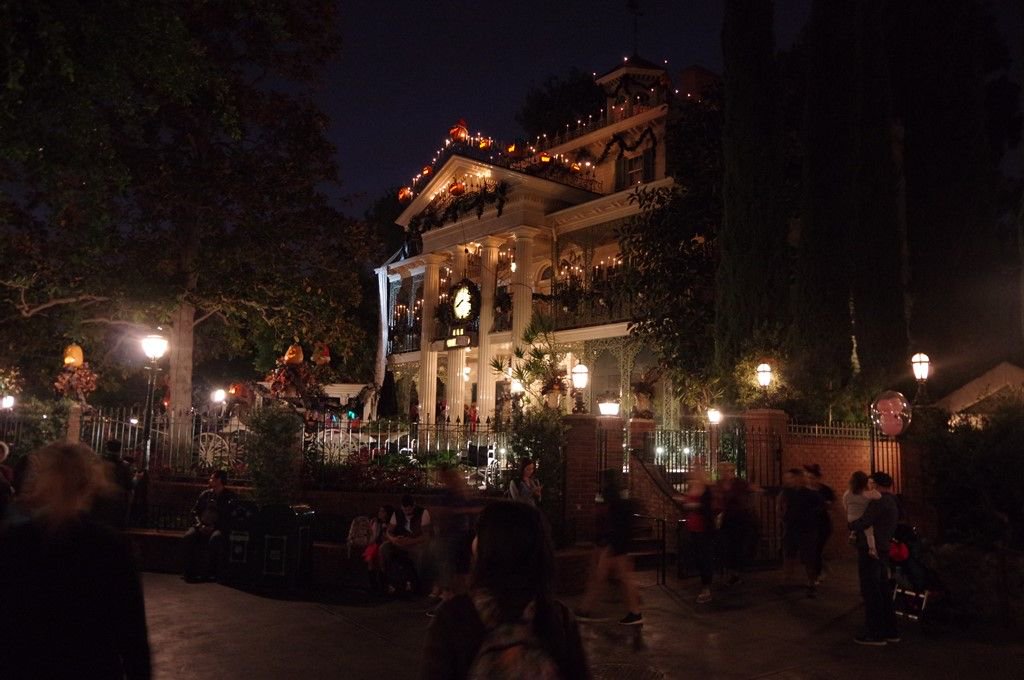 わだ 世界ディズニー好きおじさん アナハイム ディズニーランドのホーンテッド マンション ちょうどハロウィン の時期に行きました ホーンテッド マンションの外見は場所によって個性があります アナハイム フロリダ 日本 それぞれ違います