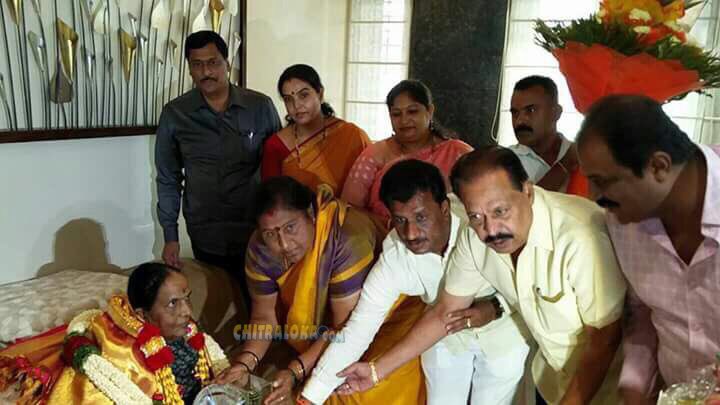 Chitraloka.com (@chitraloka) on Twitter photo Bengaluru Mayor Smt Padmavathi kfcc president Sa Ra Govindu and <a href="/Mgramamurthy/">M G Rama murthy</a> felicitated Smt Parvathamma Rajkumar #chitraloka #womensday Bengaluru Mayor Smt Padmavathi kfcc president Sa Ra Govindu and <a href="/Mgramamurthy/">M G Rama murthy</a> felicitated Smt Parvathamma Rajkumar #chitraloka #womensday